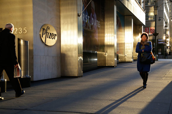 С учетом колебания курсов валют выручка Pfizer снизилась только на 1% год к году