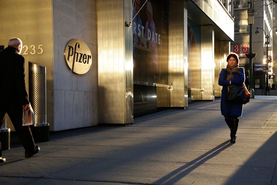 С учетом колебания курсов валют выручка Pfizer снизилась только на 1% год к году