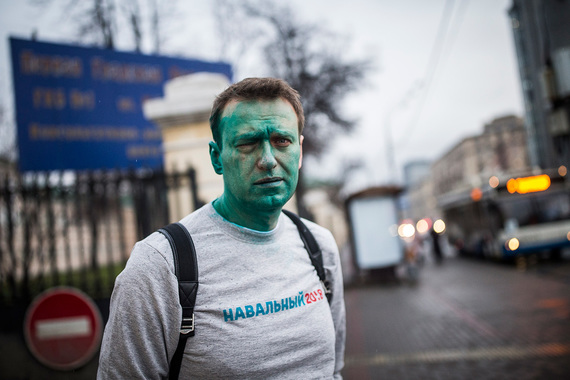 По факту обливания Навального с зеленкой возбуждено уголовное дело