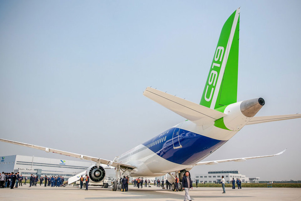 По словам экспертов, используемые в C919 технологии устарели на 10-20 лет, но самолеты уже согласились купить три крупные китайские госкомпании