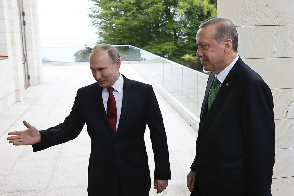 Владимир Путин указал Реджепу Эрдогану (справа) свой путь к урегулированию в Сирии