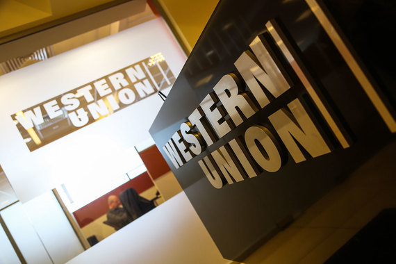 Western Union пока может делать переводы на Украину без открытия банковского счета, сообщили в колл-центре системы