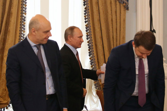 «Роснефтегаз» обсуждает свою программу не с министрами (слева – Антон Силуанов, справа – Максим Орешкин), а за кулисами с президентом (Владимир Путин в центре)