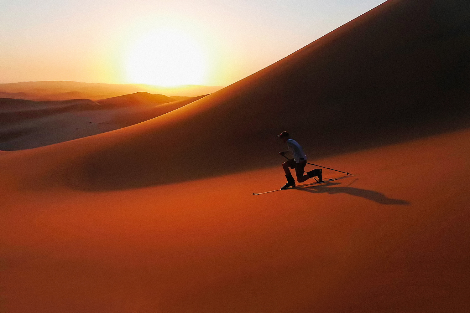 Красноватый песок в дюнах Намибии позволяет разогнаться на лыжах до 92 км/ч