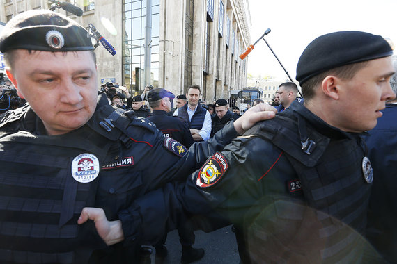 Оппозиционер Алексей Навальный (в центре) пришел на митинг против сноса пятиэтажек в Москве. Он хотел выступить, но полиция окружила его и попросила отойти от сцены