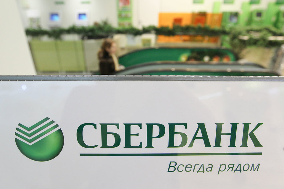 Представитель Сбербанка уточнил, что с 1 апреля владельцы кредитных карт могут заказать через колл-центр банка перевыпуск карты и получить ее в любом удобном отделении