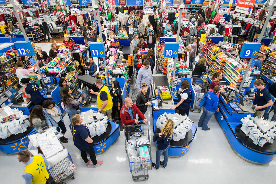 Wal-Mart работает над решением базовых проблем, например сокращением очередей к кассам