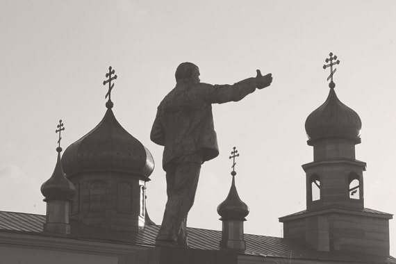 Различные символы веры сосуществуют одновременно, причем имеет место разделение труда между трансцендентными фигурами