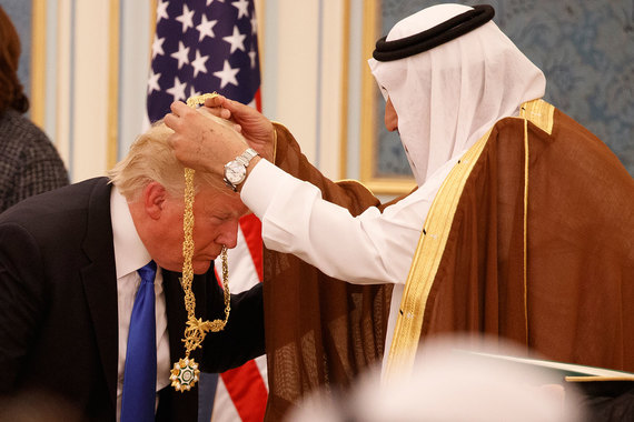 В ходе встречи саудовский король Салман наградил Трампа цепью Ордена короля Абдель-Азиза — государственной награды за гражданские заслуги