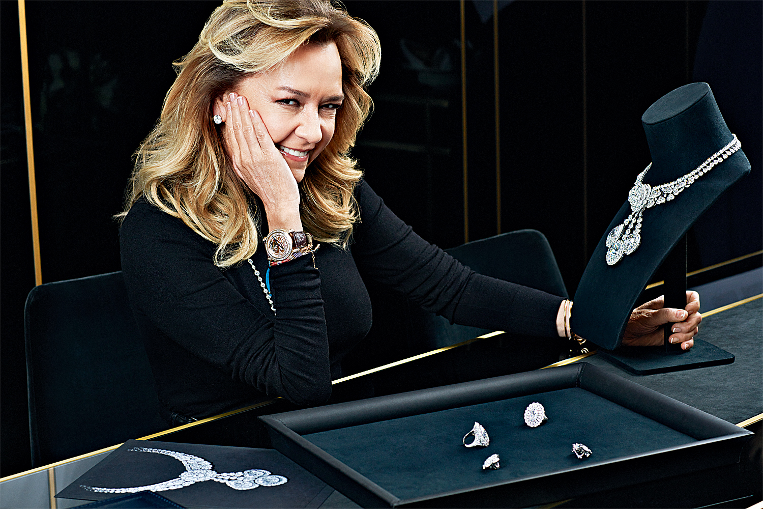 Каролина Шойфеле с гордостью демонстрирует часть гарнитура The Garden of Kalahari: 23 бесцветных бриллианта, полученных из алмаза в 342 карата, стали частью колье и серег-трансформеров, кольца и ювелирных часов