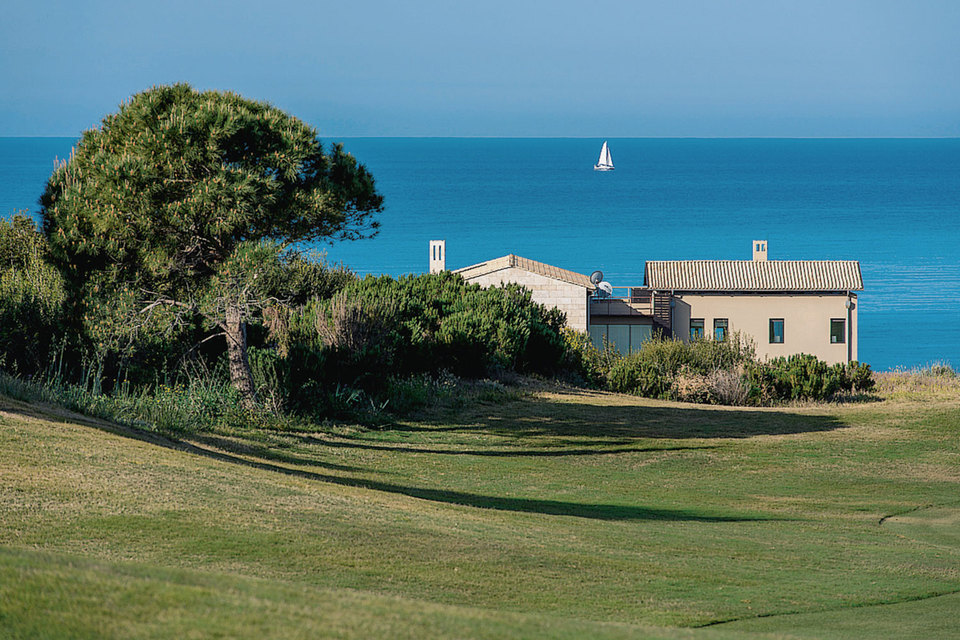 Курорт Costa Navarino в Греции в 2014 г. получил признание Международного совета по туризму как самый «зеленый» в мире