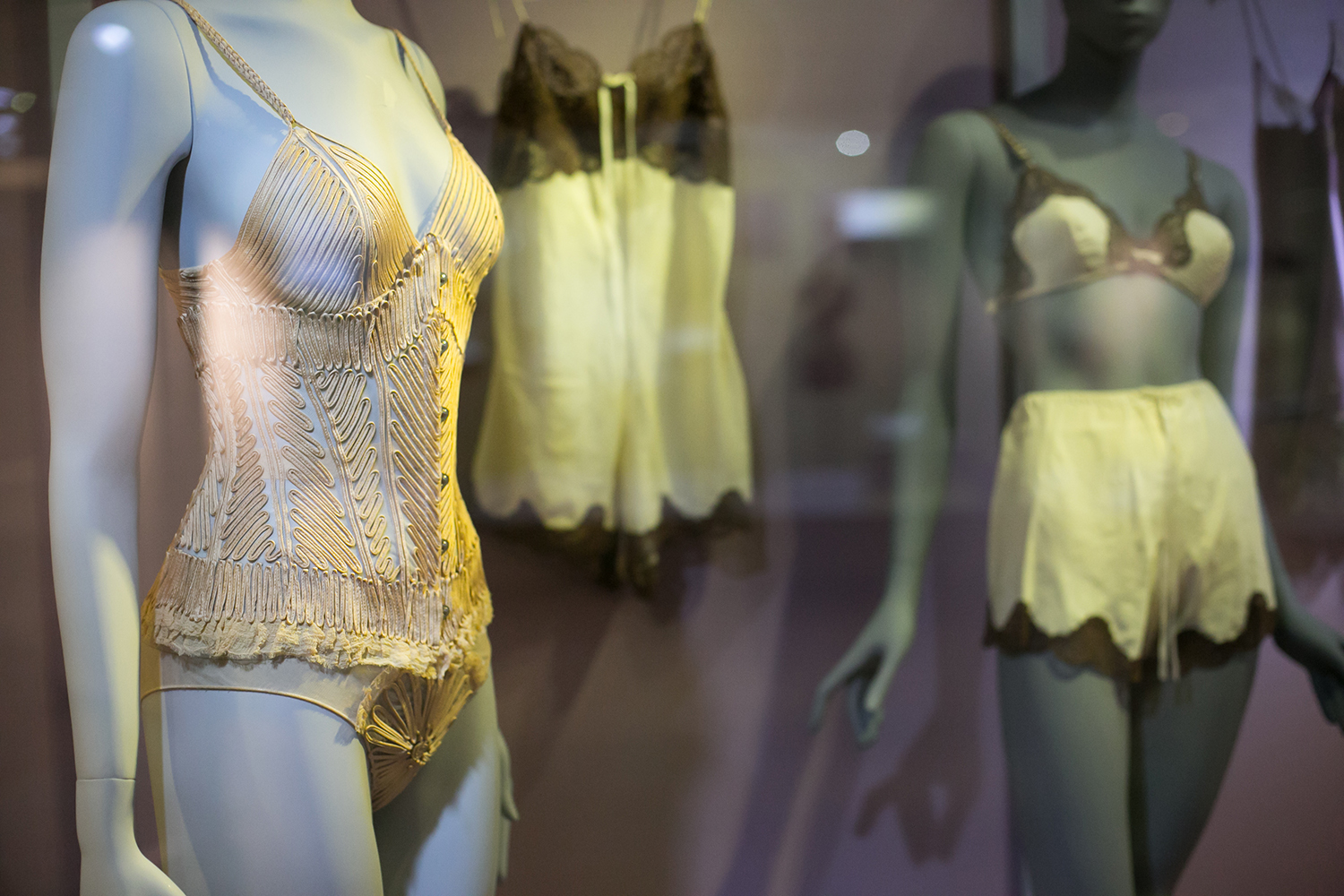 Более 150 предметов мужского и женского гардероба показывают эволюцию самых близких к телу предметов одежды