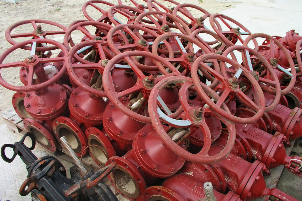 24 страны, контролирующие 60% нефтедобычи, договорились поддерживать ее уровень на 1,8 млн барр. в день, чем в прошлом году
