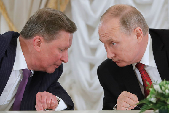 Специальный представитель президента РФ Сергей Иванов и президент России Владимир Путин (слева направо) во время встречи экспертного совета РФПИ с представителями международного инвестиционного сообщества