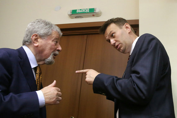 Суд посчитал, что адвокат Генрих Падва (слева) был убедительнее Алексея Навального