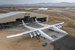 В США компания Stratolaunch Systems сооснователя Microsoft Пола Аллена впервые показала самый большой в мире транспортный самолет Stratolaunch. Его выкатили из ангара в пустыне Мохаве (штат Калифорния)