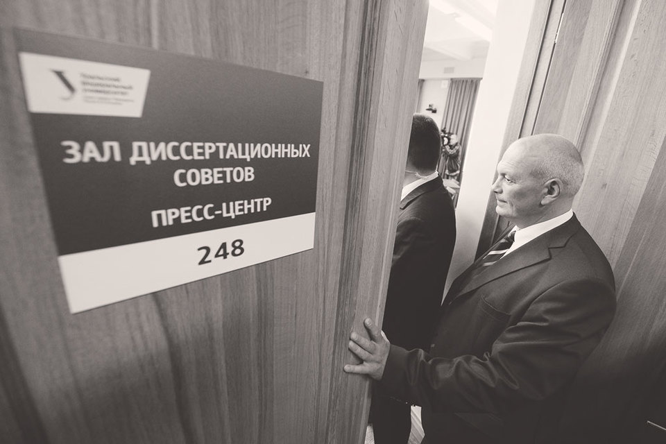 Большинство работников науки ситуация с защитами коробила, но не настолько, чтобы вступать в конфликт с локальными иерархиями