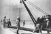 Добыча нефти ведется в стране с 1935 г. (на фото: первый нефтепровод, построенный в 1955 г.). Катар – член ОПЕК с 1961 г. Доказанные запасы нефти – 2,7 млрд т – 1,5% от общемировых, а у Саудовской Аравии 36,6 млрд т – 15,7% общемировых