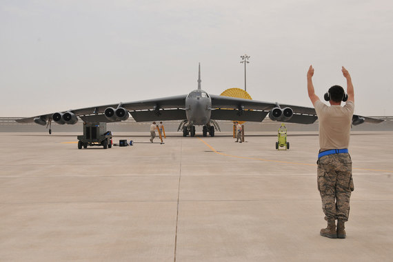 В Катаре находится крупнейшая на Ближнем Востоке база ВВС США. На ней базируется 120 самолетов, включая бомбардировщики B-52 Stratofortress (на фото). США разместили их в Катаре в апреле 2016 г. для борьбы c террористами «Исламского государства» (запрещено в России)