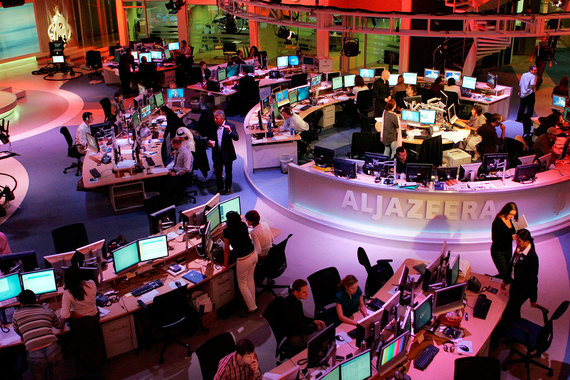 Один из крупнейших арабских телеканалов Al Jazeera родом из Катара. По данным телекомпании, его смотрят 310 млн домохозяйств в 100 странах, вещание ведется на нескольких языках. У телеканала 70 редакций по всему миру, в том числе и в Москве