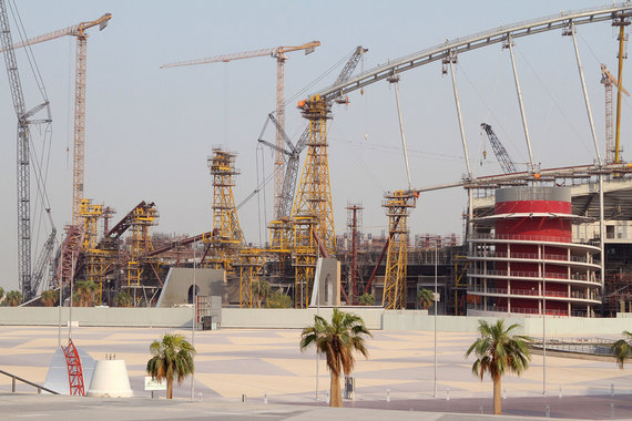 В конце ноября-начале декабря 2022 г. в Катаре пройдет чемпионат мира по футболу. На фото: строительство стадиона в Дохе