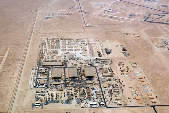 База ВВС США расположена примерно в 30 км к юго-западу от Дохи, численность контингента – 11 000 военных (данные CNN). С нее осуществляются вылеты в Ирак, Сирию, Афганистан и другие страны