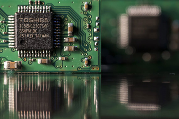 Apple и Amazon профинансируют покупку тайваньской Foxconn производства чипов памяти Toshiba