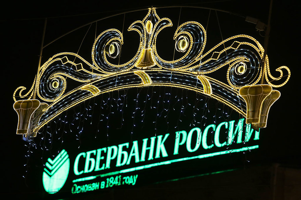 Секрет карточного фокуса Сбербанка прост: более половины терминалов в магазинах – его