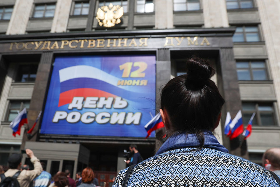 С самого утра у Госдумы проходили протесты граждан против принятия законопроекта