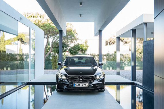Крупная эмблема Mercedes-Benz на фальшрадиаторной решетке – традиционно отличительный знак спортивных модификаций штутгартской марки