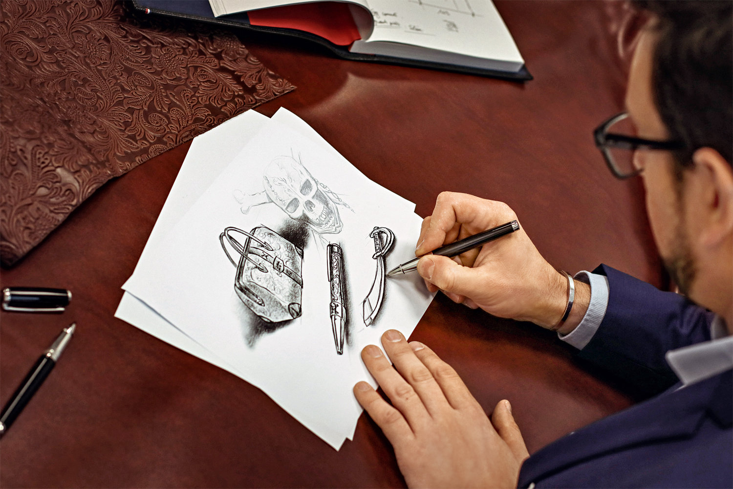 Стефан Мартан, артистический директор S.T. Dupont, за эскизом аксессуаров из коллекции Pirates of Carribean