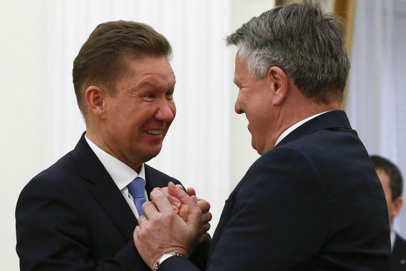 Возможно, предправления «Газпрома» Алексею Миллеру придется искать партнеров для Nord Stream 2 (на снимке с Беном ван Берденом)