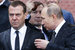 Президент Владимир Путин и премьер Дмитрий Медведев в День памяти и скорби приняли участие в церемонии возложения венков к Могиле Неизвестного солдата у Кремлевской стены, сообщает «Интерфакс»