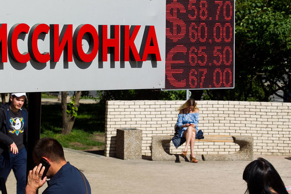 Фактор нефти вновь стал очень важен для определения курса рубля к доллару и евро – ее котировки опустились ниже психологической отметки в $50 за баррель