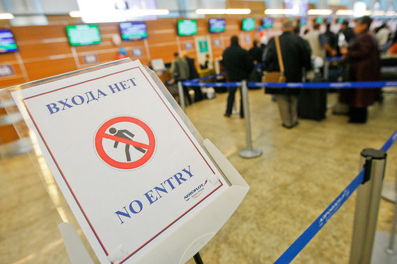 На стойке регистрации сотрудник объяснял проблему нехваткой персонала