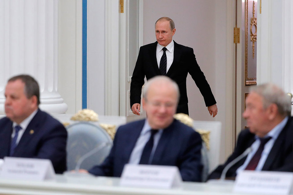 Владимир Фортов (справа) и его коллеги по РАН надеются, что убедили Владимира Путина