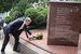 Вячеслав Володин во время возложения цветов к памятнику Александру Пушкину в Сеуле