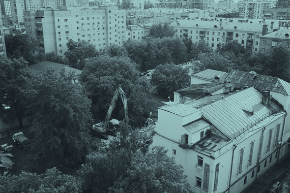 Застройщика можно понять – он же получил официальное разрешение. Невозможно не понять и порыва жителей не допустить гибели живого дома