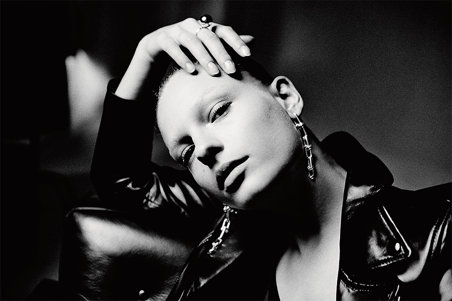 Модель Софи Фредерикке демонстрирует серьги из коллекции Tiffany HardWear