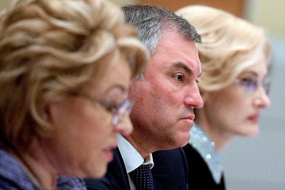 Вячеслав Володин готов отстаивать равные права женщин и мужчин (слева – председатель Совета Федерации Валентина Матвиенко, справа – зампред Госдумы Ирина Яровая)