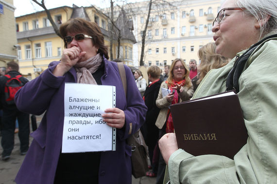 Россия разъяснила Страсбургскому суду, почему коллективное чтение Библии в кафе приравнивается к митингу