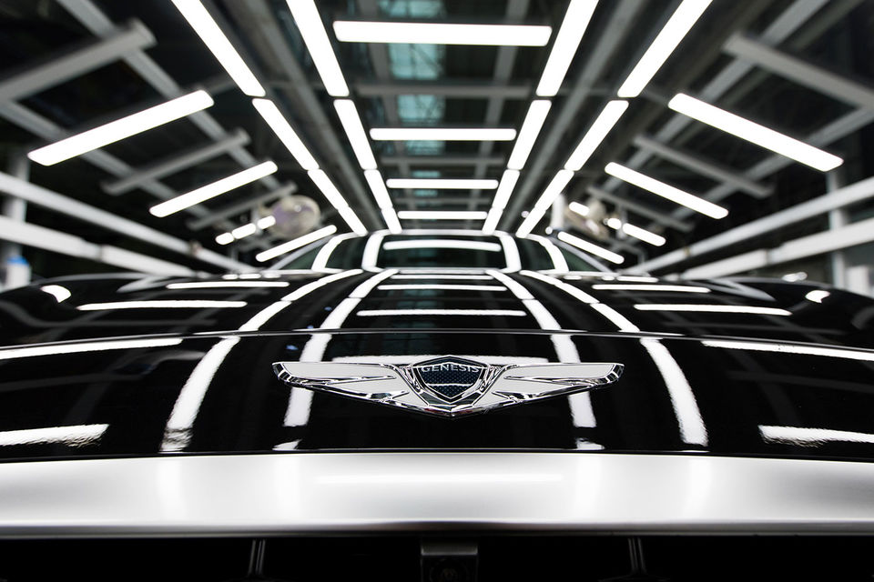 Пока премиальные автомобили Genesis продаются в дилерских центрах Hyundai вместе с машинами материнской марки