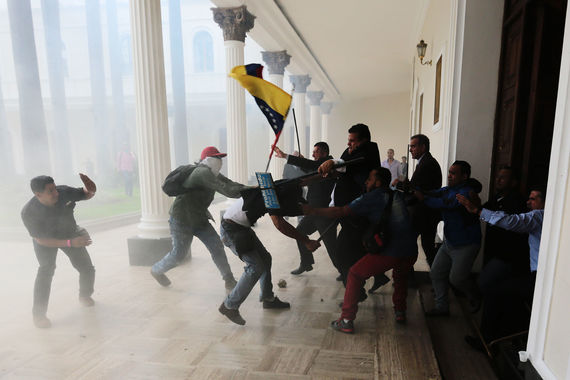 Сторонники Мадуро взяли штурмом оппозиционный парламент