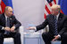 Перед тем как встречу Путина с Трампом закрыли для прессы, журналисты выкрикнули вопросы о том, будет ли Трамп поднимать тему хакерских атак на избирательную систему США. Трамп проигнорировал вопрос