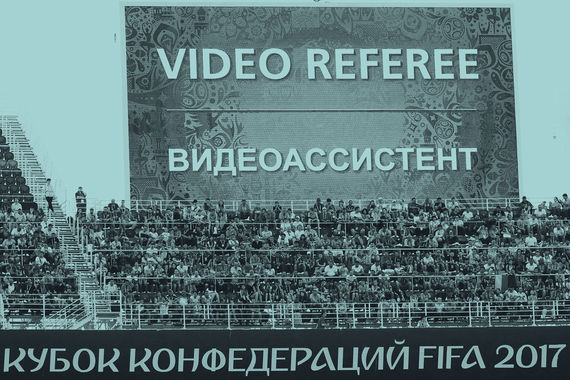 Система видеопросмотров нарушений на футбольном матче (VAR)