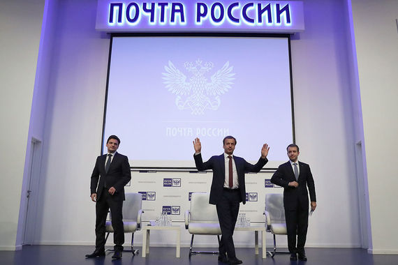 Вице-премьер Аркадий Дворкович и министр связи Николай Никифоров в понедельник вечером представили нового руководителя «Почты России» Николая Подгузова