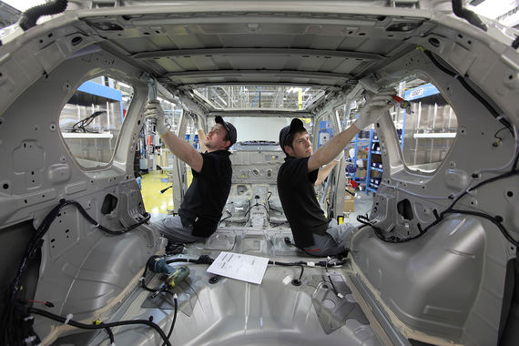 Российский автозавод Nissan вернется к работе в две смены