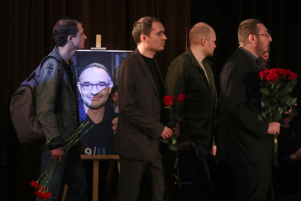 Проститься пришли журналисты, деятели рунета, общественные деятели, коллеги и близкие