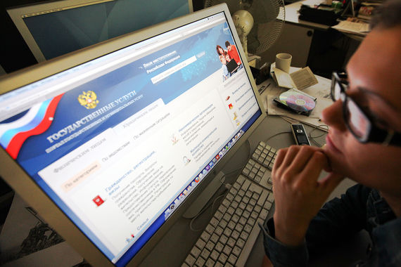 Вредоносный код заставляет браузер любого посетителя «госуслуг» незаметно связываться с одним из 15 или более доменных адресов, зарегистрированных на неизвестное частное лицо