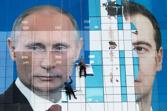 Ожидалось, что поддерживать кандидатов в губернаторы от власти будет Дмитрий Медведев (справа), но занимается этим Владимир Путин